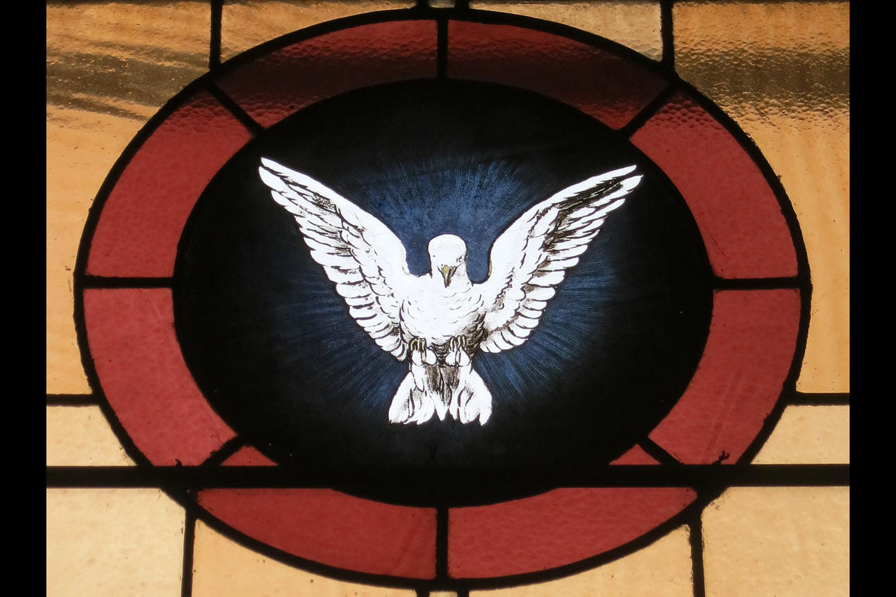 Le Saint-Esprit est l’activité actuelle de Dieu parmi nous. Lorsque nous sentons la direction de Dieu, le défi de Dieu ou le soutien ou le réconfort de Dieu, nous disons que c’est le Saint-Esprit à l’oeuvre.