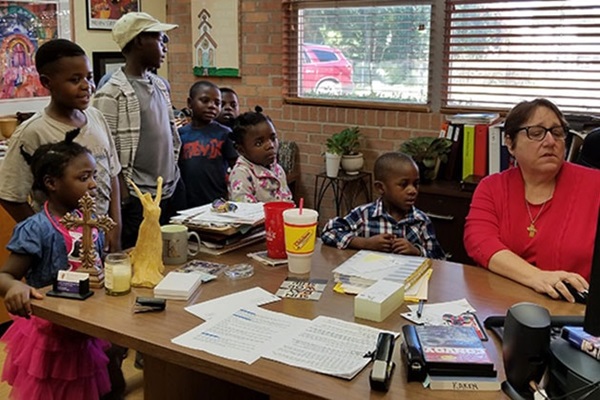 Rev. Karen Jones (far right) helping African refugees at First United Methodist Church in Center, Texas. Photo courtesy of Shannon Martin, Texas Annual Conference. Rev. Karen Jones (far right) helping African refugees at First United Methodist Church in Center, Texas. Photo courtesy of Shannon Martin, Texas Annual Conference.