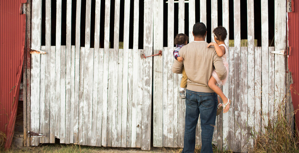 Compartilhar uma aventura em uma fazenda pode ser uma ótima maneira de um pai aproveitar o tempo com seus filhos. Foto cedida por Molly Wantland, Simplymphotography.com.