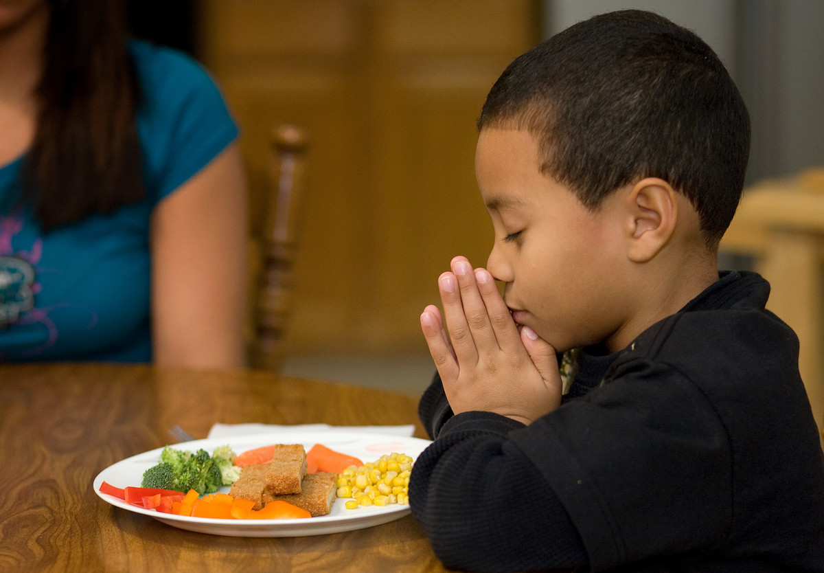 Mealtime Prayer, Photo by Mike DuBose UMNS