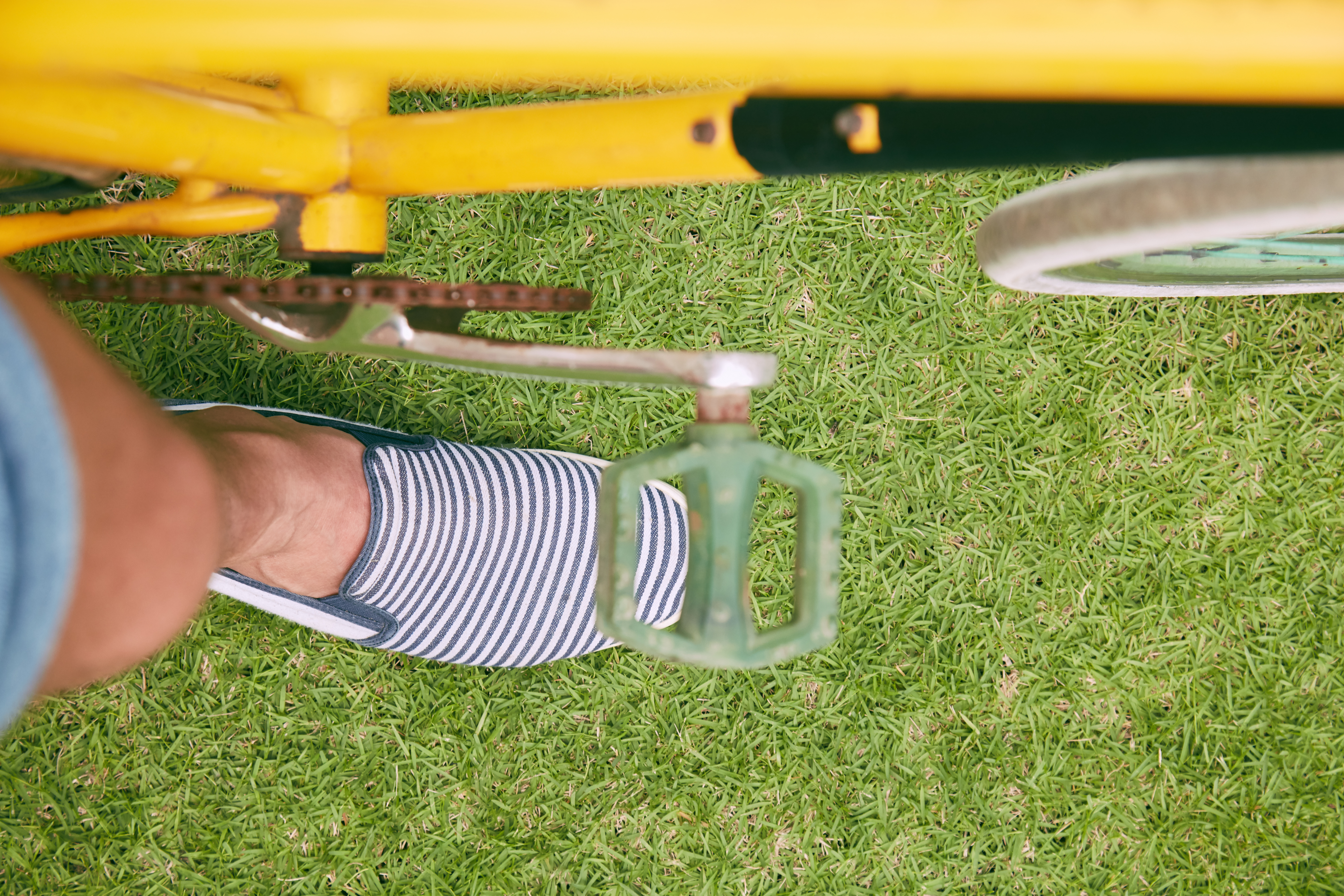 Una bicicleta amarilla proveyó de una relación y conexión