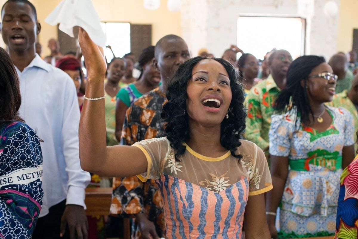 Claudia Teli N'guessan canta durante la adoración en la Iglesia Metodista Unida Templo Emmanuel en Costa de Marfil. Foto de archivo de 2015 por Mike DuBose, SMUN.