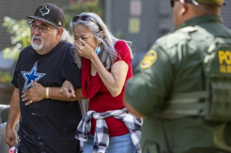 Uvalde. Texas, elementary school parents arrive following the tragic shooting rampage that occurred on May 24, 2022. Photo by Associated Press