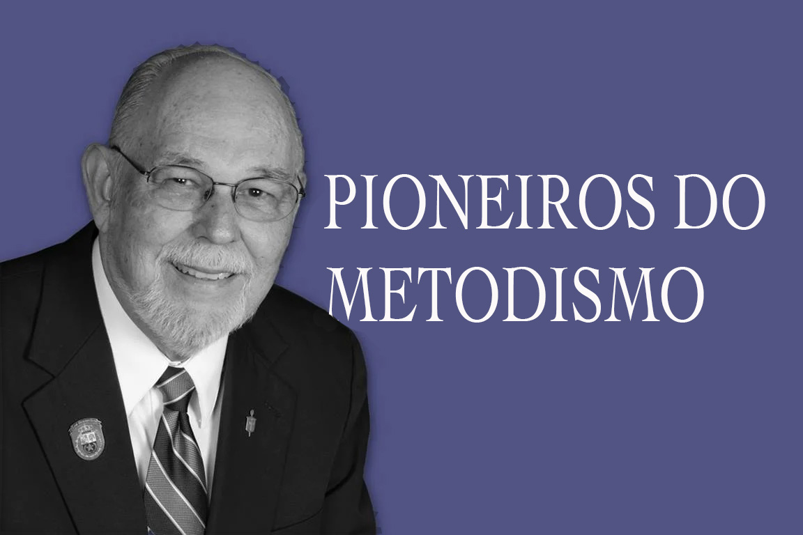 O Rev. Martinez, um membro fundador do National Hispanic Caucus (Caucus Hispânico Nacional) na Igreja Metodista Unida e um defensor de toda a denominação com o povo hispânico/latino, foi eleito bispo na Jurisdição Central Sul em 1992, aposentando-se em 2008. Foto cortesia do Conselho dos Bispos. Gráfico original por Laurens Glass. Versão portuguesa Rev. Gustavo Vasquez, Comunicações Metodistas Unidas.