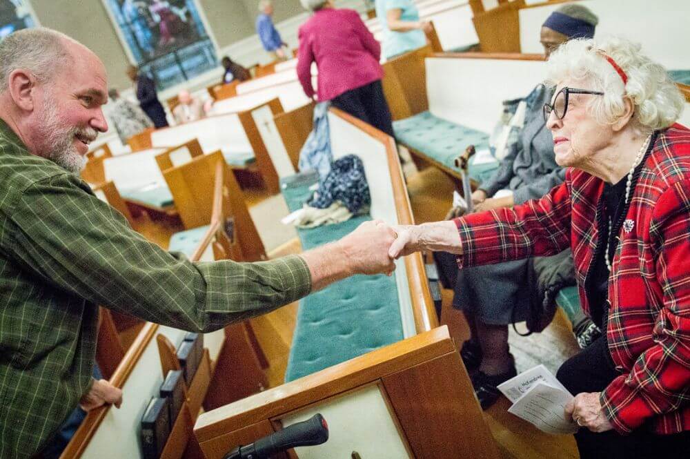 교단을 탈퇴한 자신들의 교회를 떠나 새로운 교회를 찾는 이들을 위해 급진적 환대를 제공하고 그들이 안전함과 공동체의 일부라는 느낌이 들게 할 방법들을 공유한다. 사진 제공: 연합감리교 공보부. 테네시주 내쉬빌 소재 맥켄드리 연합감리교회. 