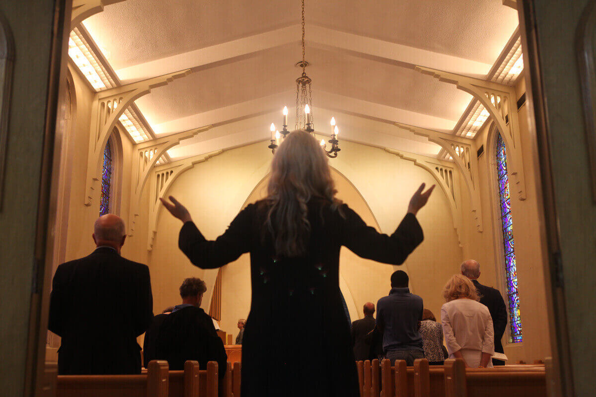 Boas-vindas ao culto na Primeira Igreja Metodista Unida de Birmingham