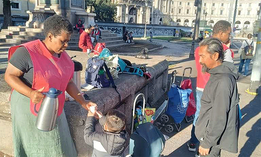 Eliad serves breakfast in the community with a young volunteer. (Photo: Courtesy of Eliad Dias dos Santos)