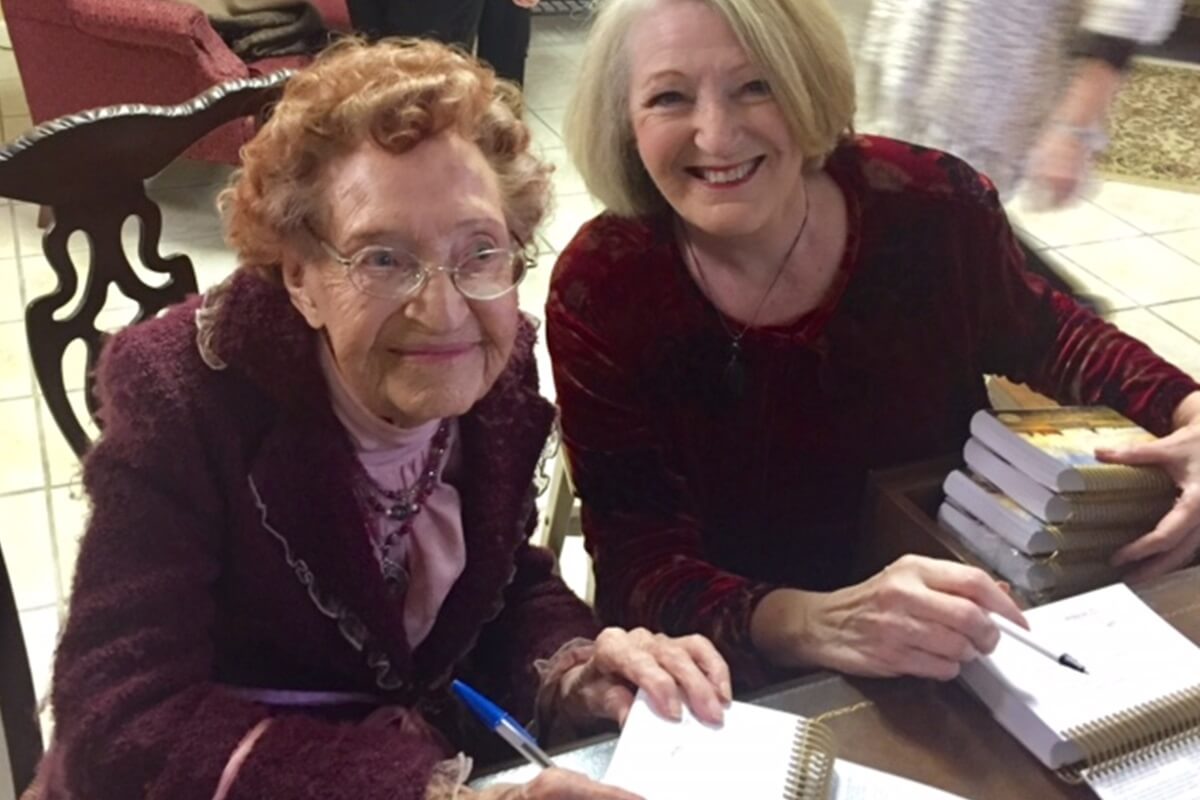 Inez Wallace (izquierda) fue maestra de escuela dominical de Missy Buchanan en la Primera Iglesia Metodista de Mesquite, Texas, durante su infancia. Missy escribió un calendario devocional, Spirit Boosters for the Journey of Aging (= aliento del Espíritu para el camino del envejecimiento). Dedicó el calendario a Wallace y la invitó a un evento para autografiar copias del libro. Wallace falleció a los 104 años. Buchanan recuerda: “me escribió no notas sino cartas maravillosas”. Foto cortesía de Missy Buchanan.