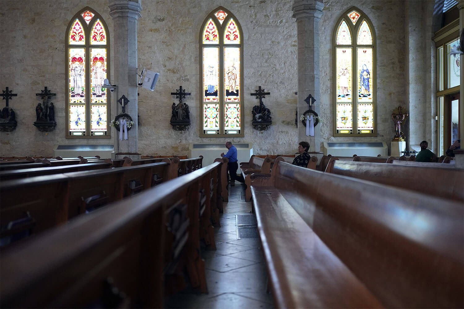 El 8 de mayo de 2025 feligreses rezaron y meditaron en la Catedral de San Fernando en San Antonio, Tejas. Foto de Eric Gay, AP.