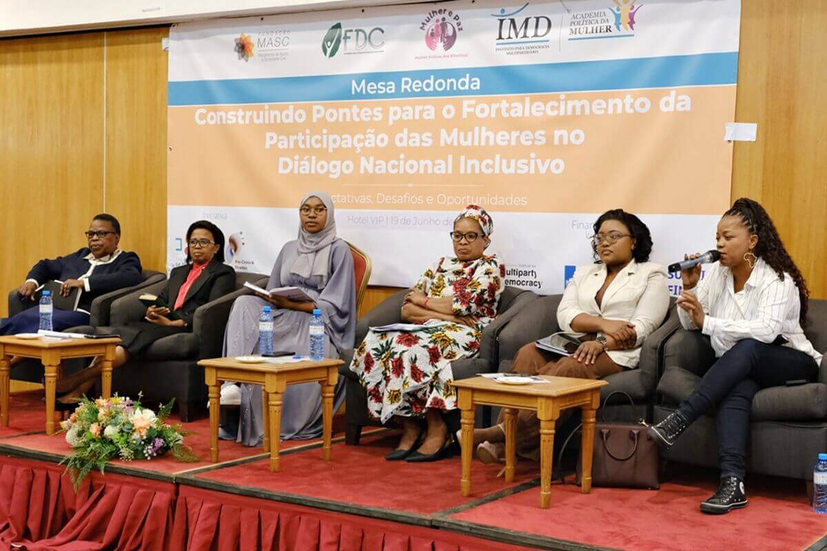 Painel de líderes femeninos religiosos no diálogo nacional inclusivo. Da Esquerda para a direita: Revᵃ Felicidade Chirinda-Igreja Presbiteriana Reformada, Revᵃ Helena Nussane- Igreja do Nazareno; Aíssa Abdul Carimo- Presidente dos Jovens do Conselho Islâmico, Revᵃ Luísa Quilambo Tsevete- Igreja Metodista Unida Em Moçambique, Brenda Campos e Whitney Sabino- Organização Juvenil de Moçambique. Photo by FDC (Community Development Foundation)