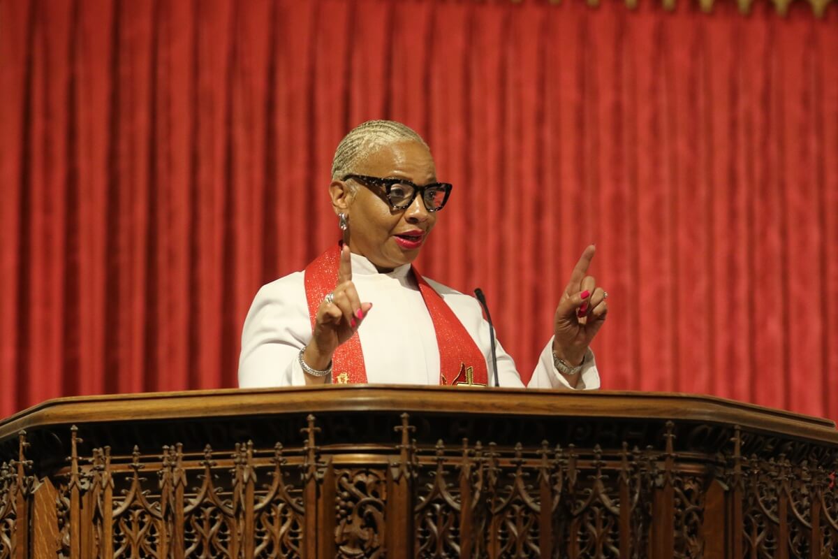 오하이오주 클리블랜드하이츠에 소재한 세이비어 연합감리교회에서 열린 <오하이오·한국 및 그 너머의 감리교 선교 기념대회> 개회예배에서,  연합감리교회 총감독회 회장인 트레이시 S. 말론 감독이 <시대를 넘어 아시아>를 넘으라는 제목으로 설교하고 있다. 이번 행사는 메리와 윌리엄 스크랜턴 선교사 모자의 공헌을 기리고, 기독교대한감리회와 연합감리교회의 선교 역사와 신앙, 더 나아가 선교의 미래를 함께 나누는 자리였다. 사진, 김응선(Thomas E. Kim) 목사.